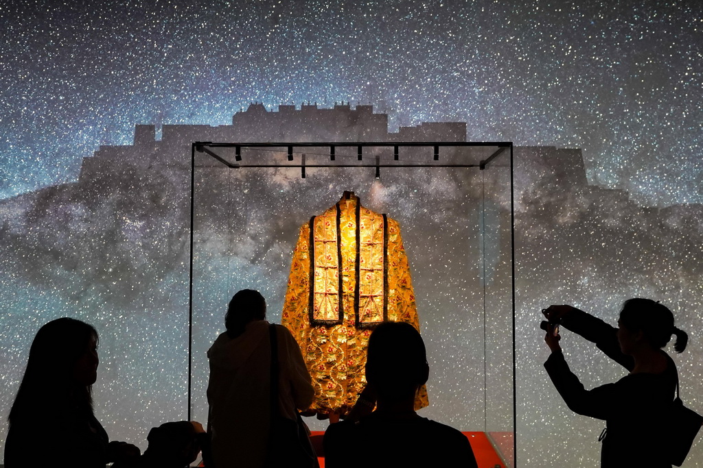 5月11日，觀眾在展出現場參觀拍攝“金寶地花卉紋斗篷”。