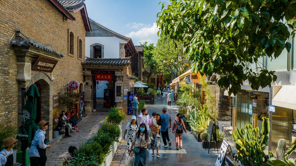 人們在錢王街上參觀游覽（無人機照片，5月13日攝）。新華社記者 胡超 攝