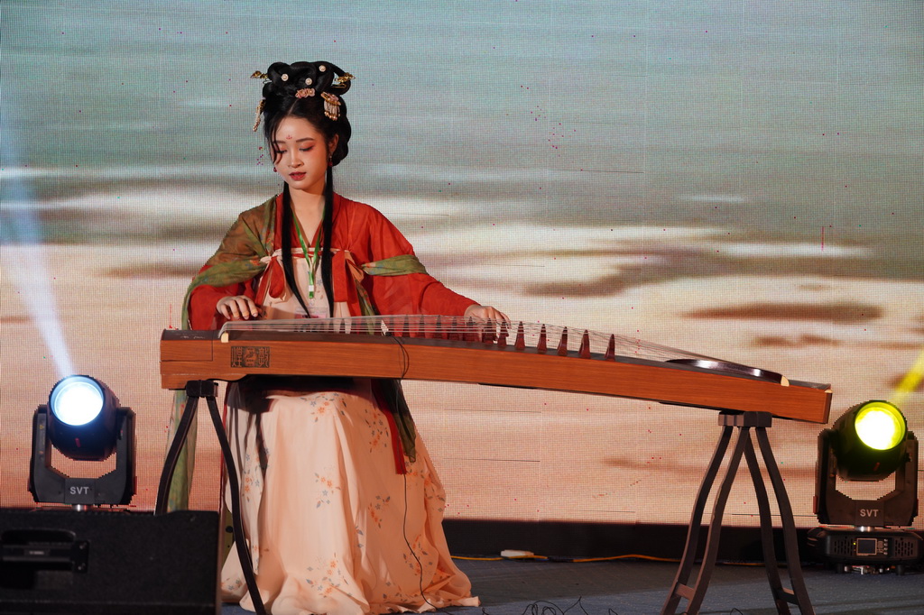 5月26日，選手在河內舉行的第17屆“漢語橋”世界中學生中文比賽越南北部及中部賽區決賽上展示才藝。新華社記者 胡佳麗 攝