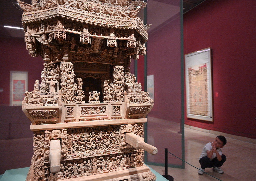 6月2日，小朋友在“何以永春”千年海絲非遺藝術展上了解閩南傳統攆轎。