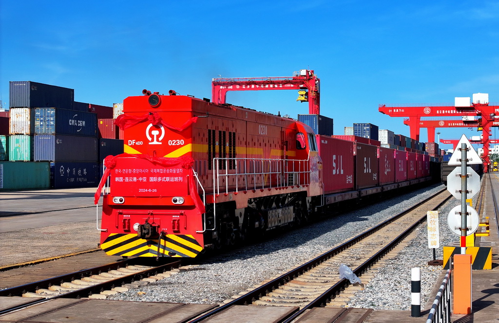 6月26日，在中哈（連云港）物流合作基地，“韓國-連云港-中亞”國際多式聯運班列靜待開行（無人機照片）。新華社發（王健民 攝）