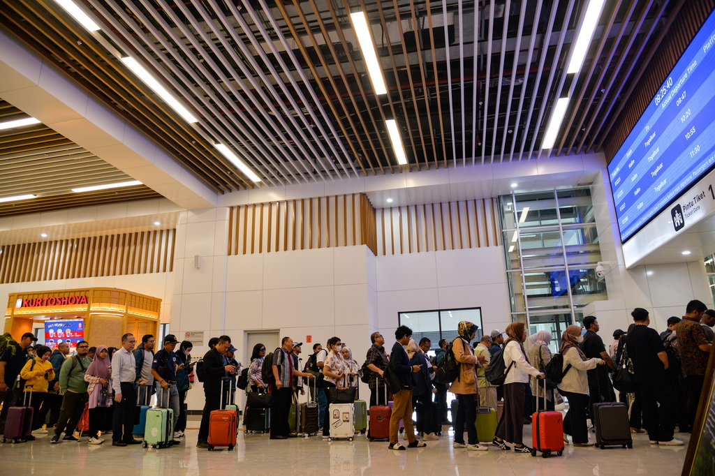 7月17日，乘客在印度尼西亞雅加達哈利姆站候車大廳排隊進站。
