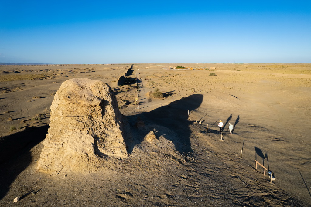 7月16日，張吉全和聞春瑜夫婦沿著漢長城巡護當谷燧（無人機照片）。新華社記者 郎兵兵 攝