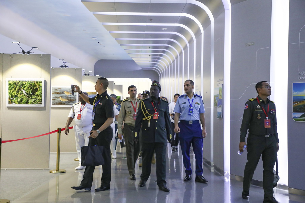  7月21日，武官團成員參觀大連市城市規劃展示中心。新華社發（郭文聰 攝）