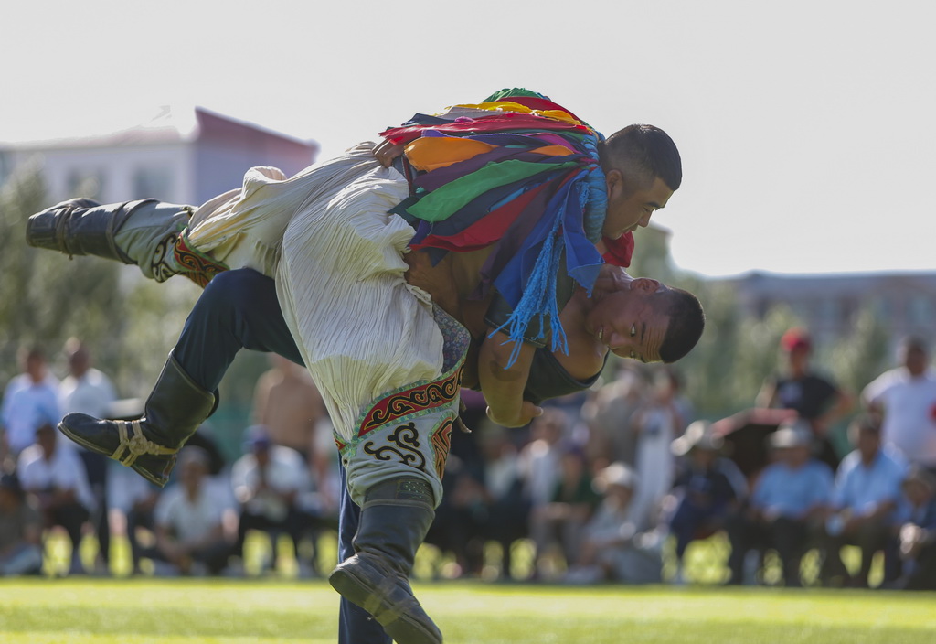 7月29日，廣東代表隊運動員敖都夫（上）和內蒙古代表隊運動員額爾和木蘇力德在搏克項目比賽中。