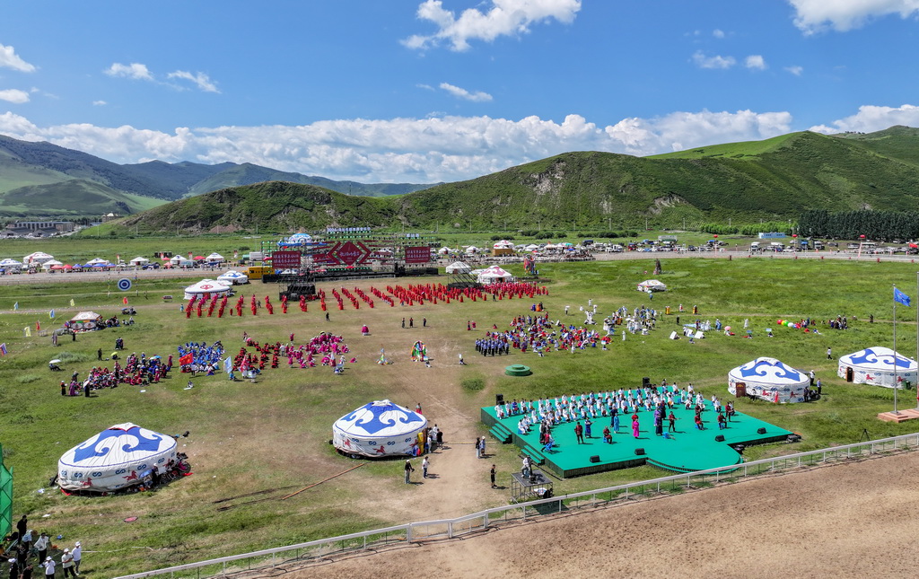 8月8日拍攝的2024興安盟那達慕開幕現場（無人機照片）。