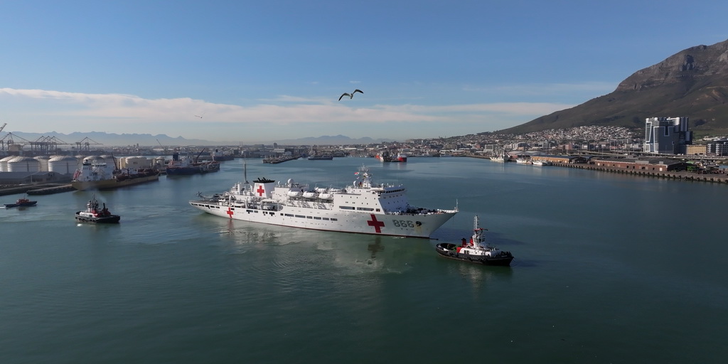 8月22日，中國海軍“和平方舟”號醫院船抵達南非開普敦港。新華社發（桂心驊攝）