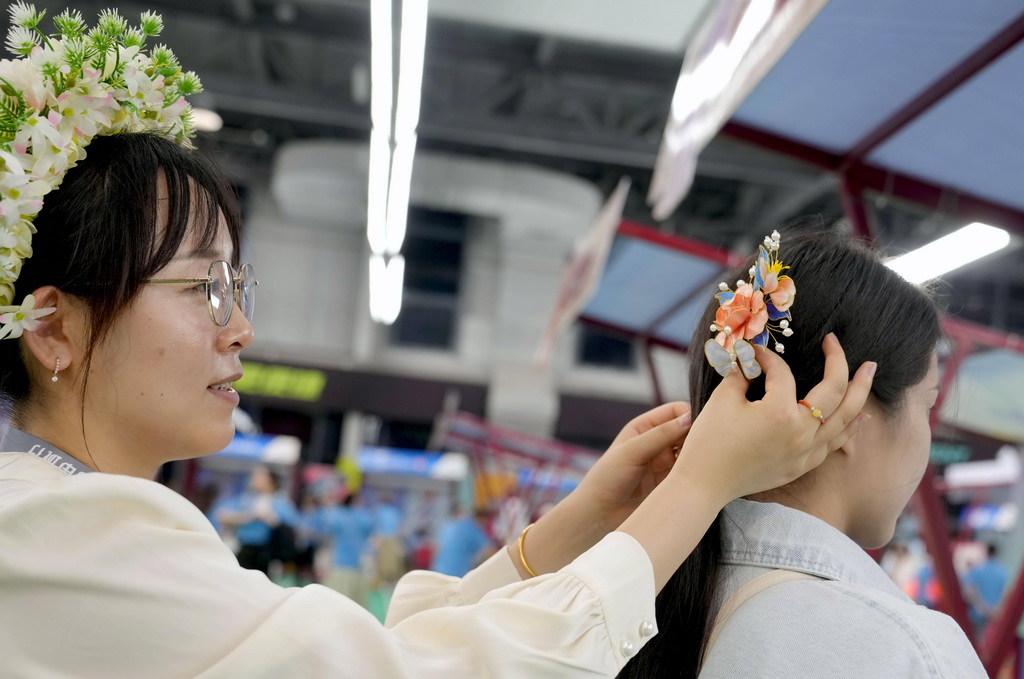 8月23日，參加活動的青年在體驗國風頭飾。