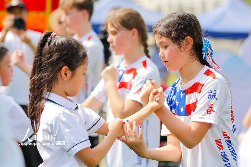 8月26日，福建省福清市百合小學第二校區，中美青少年正在交流詠春拳技藝。