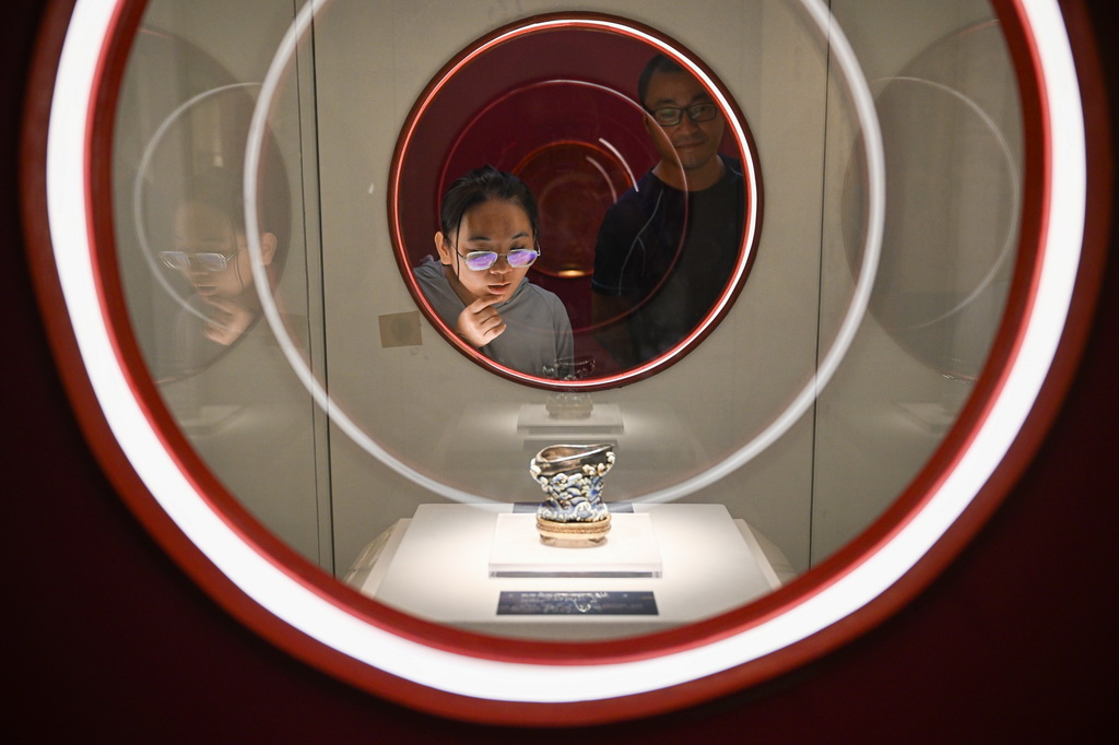 8月31日，觀眾在海南省博物館觀看“物華天寶 黎海瓊珍——故宮博物院藏海南文物特展”。