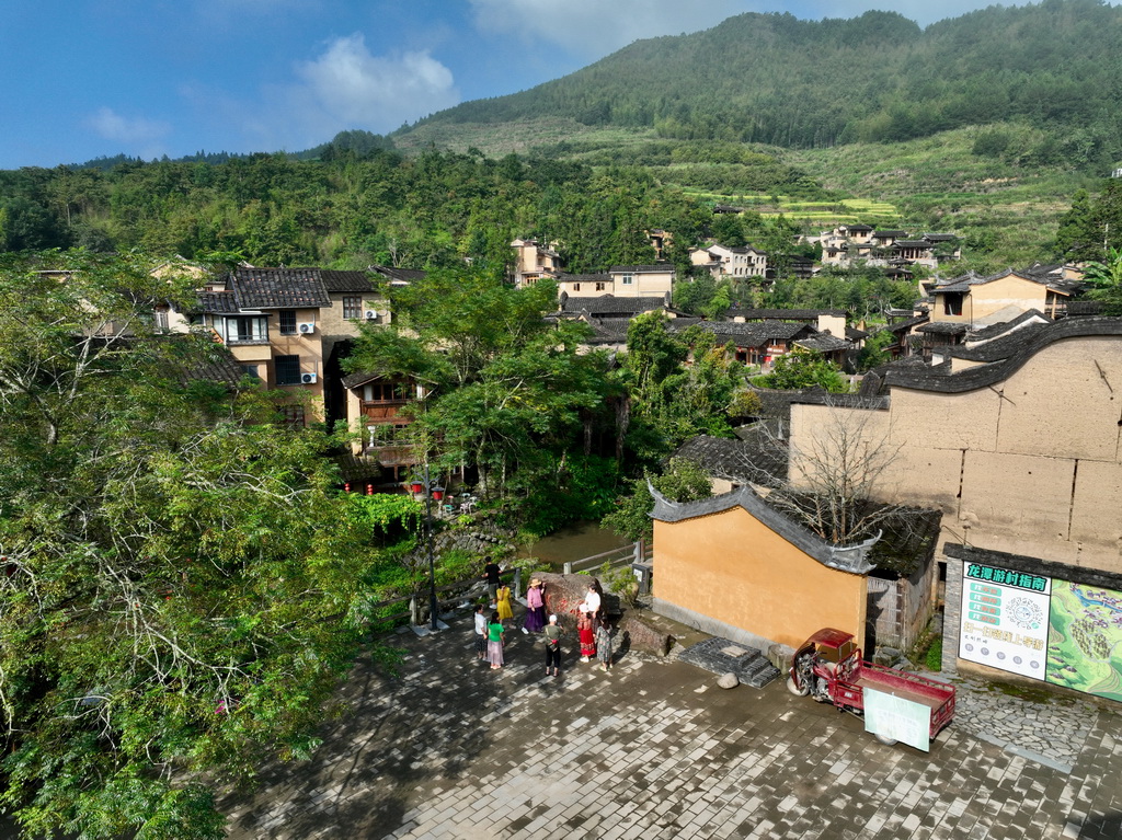 8月30日，游客在龍潭村游玩拍照（無人機照片）。