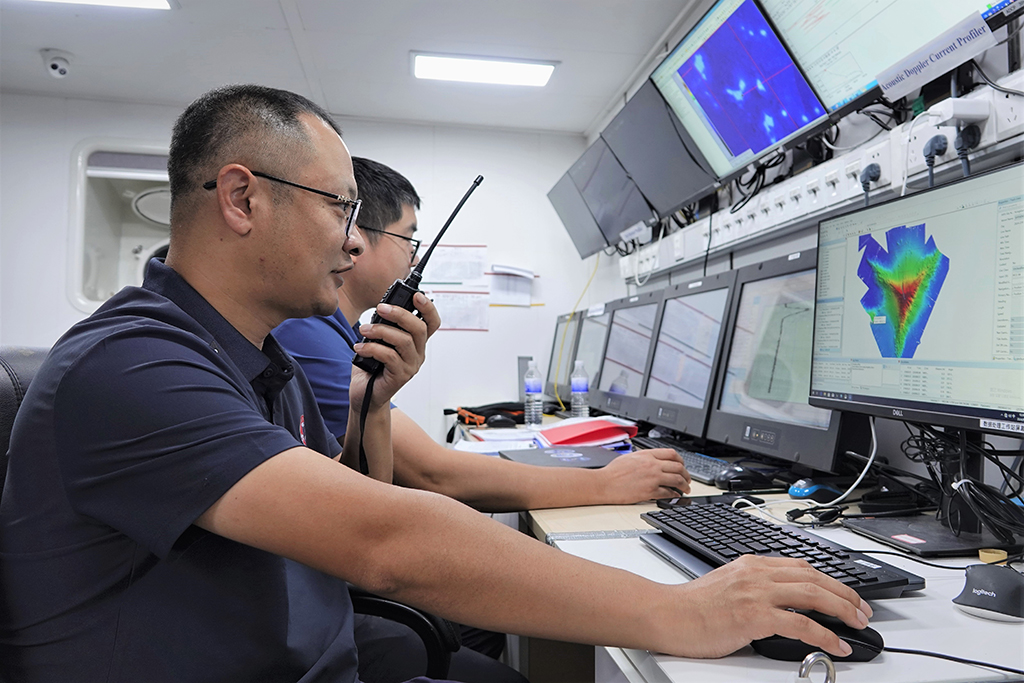 9月6日，“深海一號”船上，裝備助理王向鑫在進行多波束測線作業。