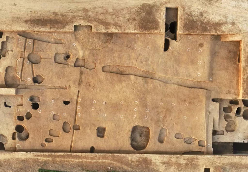 八里橋遺址發現的大型夯土建筑基址（河南省文物考古研究院供圖）。