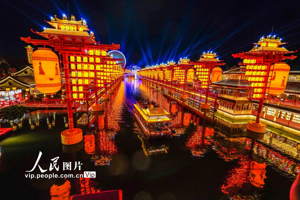 2024年9月16日，游客乘坐傳統木船在河北省唐山市豐南區河頭老街景區觀賞夜景。