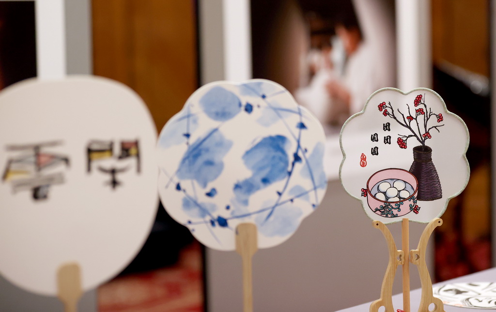 這是9月17日在英國倫敦拍攝的“天涯共此時——景秀China”景德鎮文化和旅游宣傳推廣活動上的中秋主題工藝品。