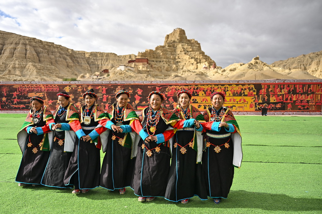 在西藏阿里地區札達縣古格王國遺址腳下，當地村民表演“宣舞”（9月11日攝）。