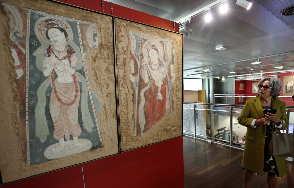 9月18日，在法國巴黎中國文化中心，嘉賓在展覽上參觀。