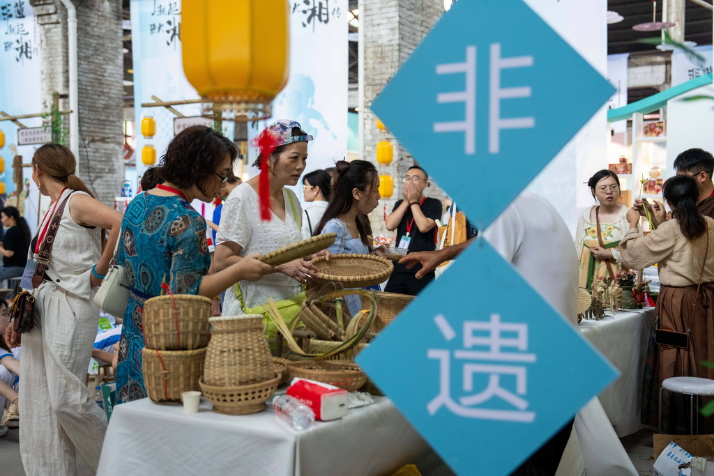 9月21日，觀眾在第三屆湖南非遺博覽會上參觀。