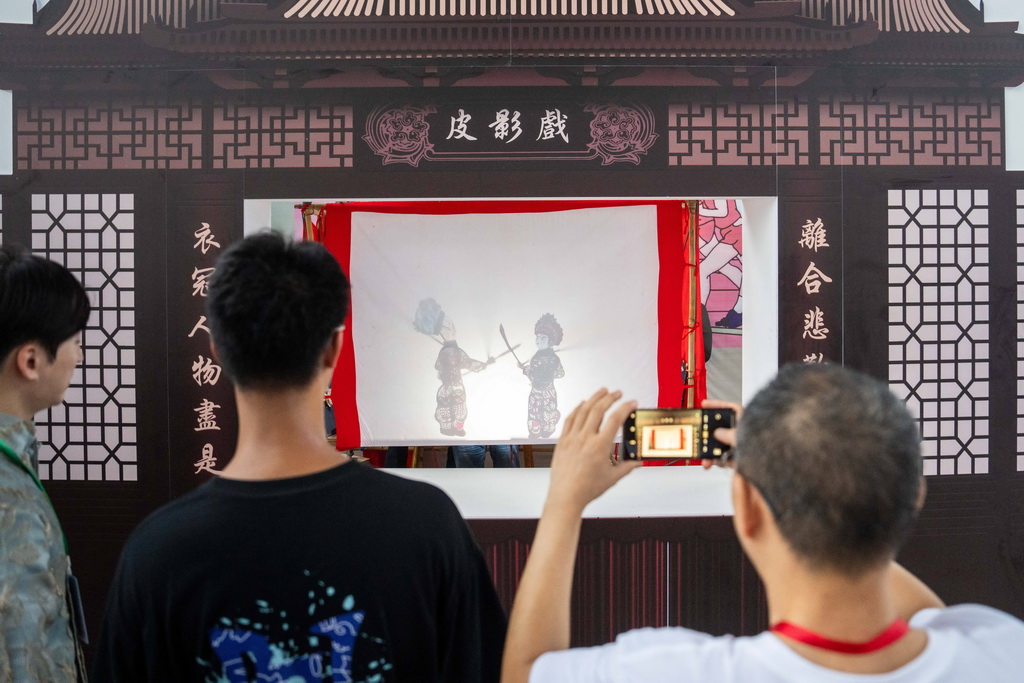 9月21日，在第三屆湖南非遺博覽會上，觀眾在觀看皮影戲。