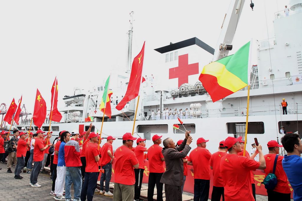 這是9月22日在剛果（布）黑角港拍攝的中國海軍“和平方舟”號醫院船歡送儀式現場。