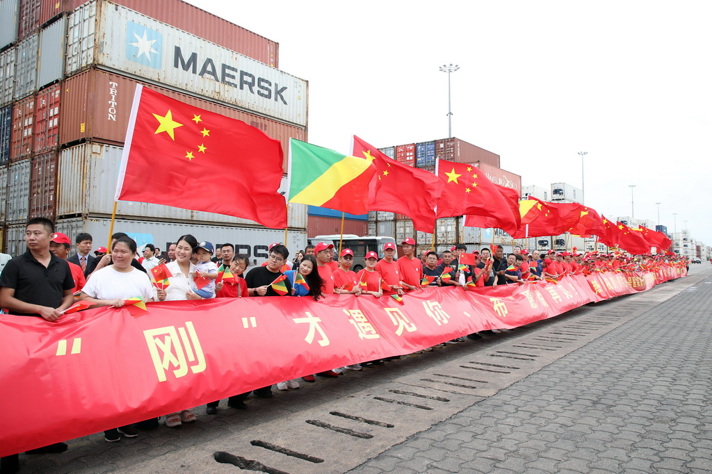 這是9月22日在剛果（布）黑角港拍攝的中國海軍“和平方舟”號醫院船歡送儀式現場。