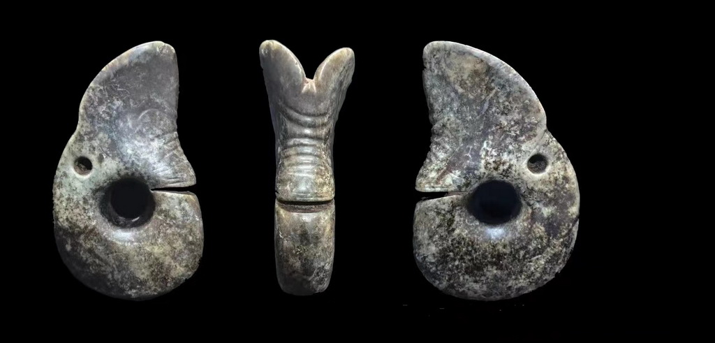  這是元寶山積石冢遺址出土的玉龍（資料照片）。新華社發