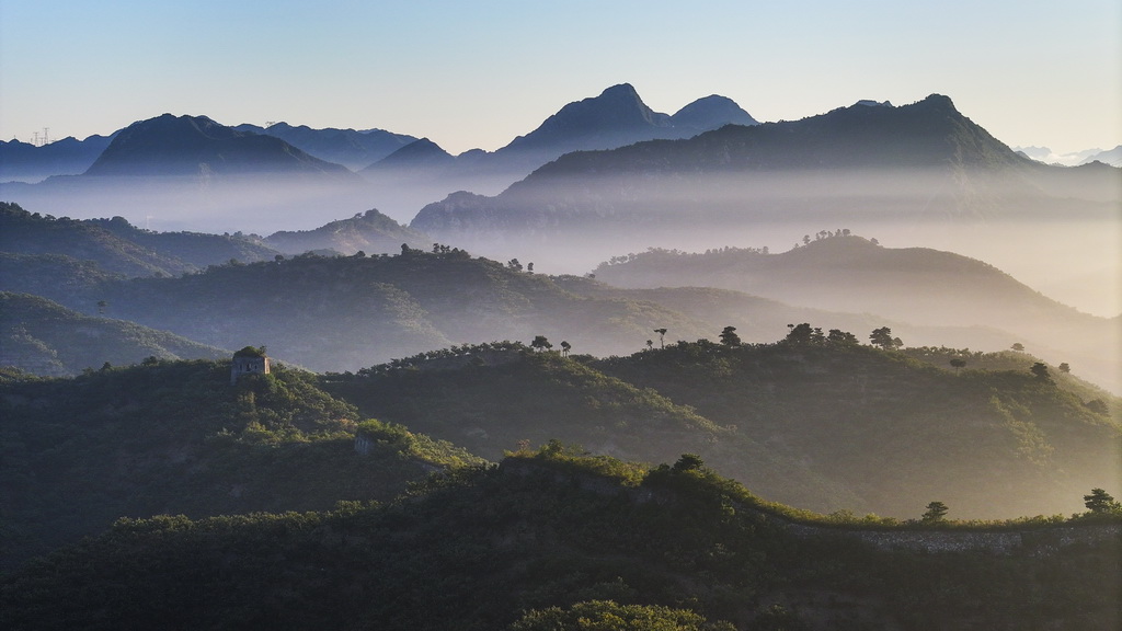 9月23日在河北省遵化市小廠鄉拍攝的古長城晨景（無人機照片）。新華社發（劉滿倉攝）