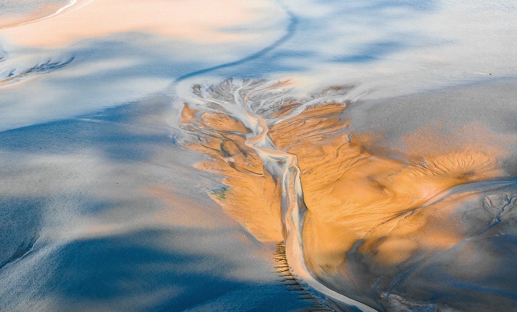 9月23日拍攝的江蘇東臺條子泥濕地“潮汐樹”景觀（無人機照片）。新華社發（孫家錄攝）