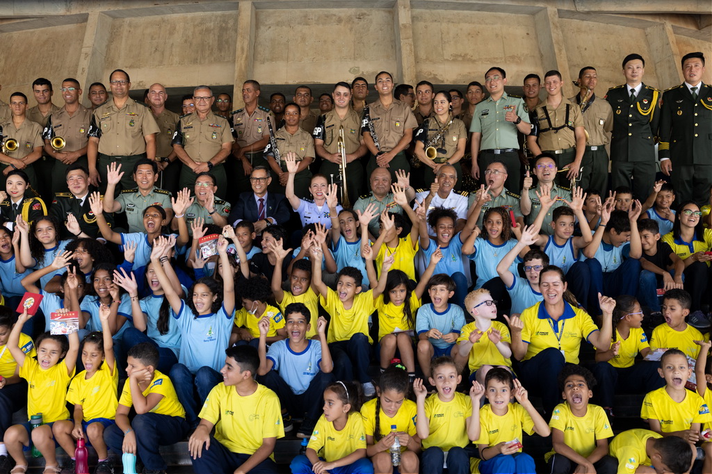 9月23日，在巴西首都巴西利亞高等防務學院舉行的“中國日”活動上，中國人民解放軍國際傳播代表團的軍樂分隊和巴總統衛隊軍樂團舉行聯合演出后與觀眾合影。新華社記者 琚振華 攝