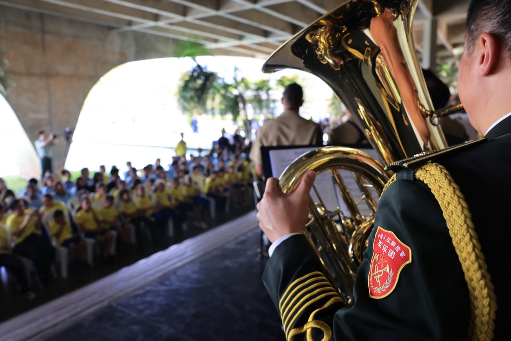 9月23日，在巴西首都巴西利亞高等防務學院舉行的“中國日”活動上，中國人民解放軍國際傳播代表團的軍樂分隊與巴總統衛隊軍樂團舉行聯合演出。新華社記者 琚振華 攝