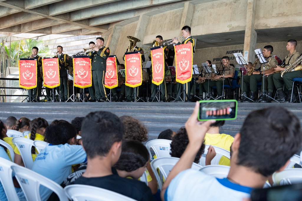 9月23日，在巴西首都巴西利亞高等防務學院舉行的“中國日”活動上，中國人民解放軍國際傳播代表團的軍樂分隊與巴總統衛隊軍樂團舉行聯合演出。新華社記者 王天聰 攝
