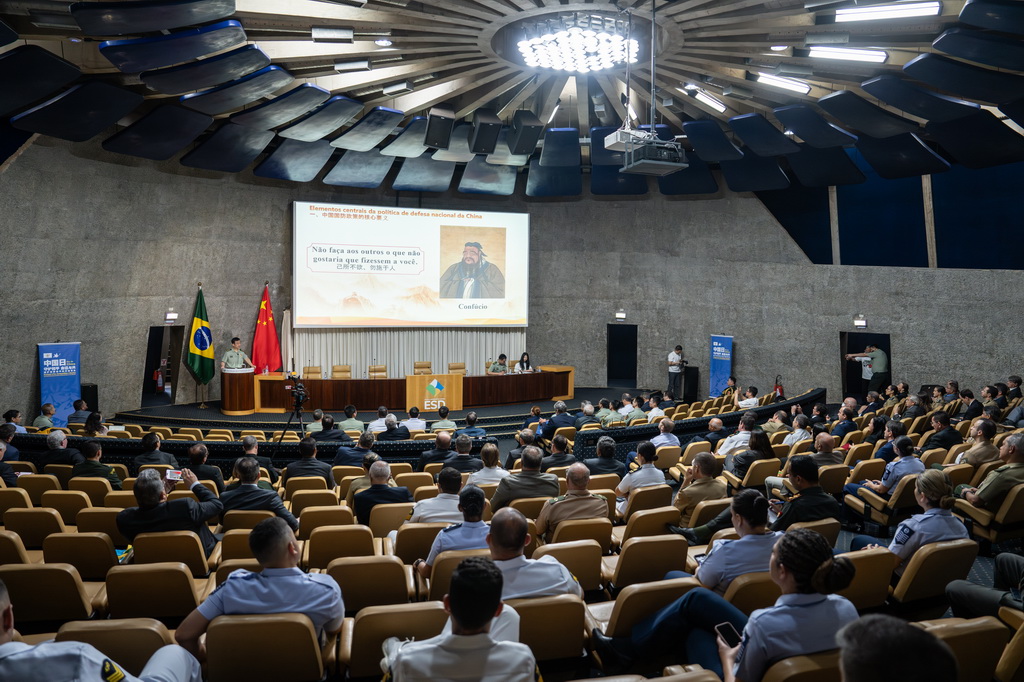 9月23日，在巴西首都巴西利亞高等防務學院舉行的“中國日”活動上，中國國防部新聞發言人吳謙進行主旨演講。新華社記者 王天聰 攝