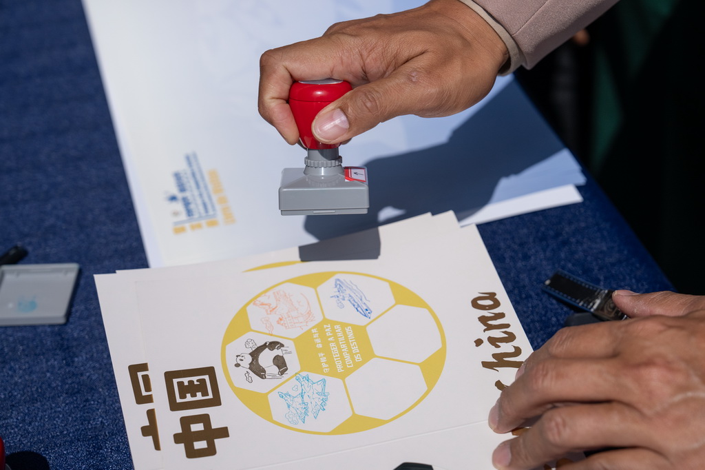 9月23日，在巴西首都巴西利亞高等防務學院舉行的“中國日”活動上，嘉賓體驗中國文創產品。新華社記者 王天聰 攝