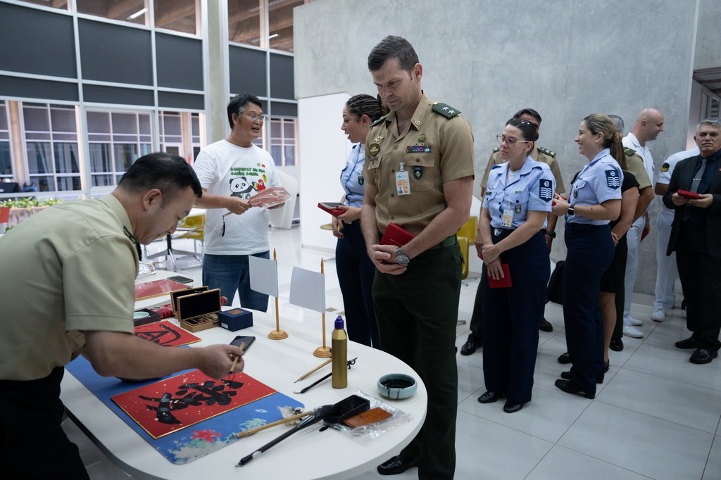 9月23日，在巴西首都巴西利亞高等防務學院舉行的“中國日”活動上，書畫創作員現場交流展示中國書法藝術。新華社記者 王天聰 攝