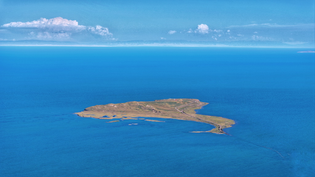 這是9月24日在青海省海北藏族自治州剛察縣拍攝的青海湖（無人機照片）。新華社記者 白瑪央措 攝