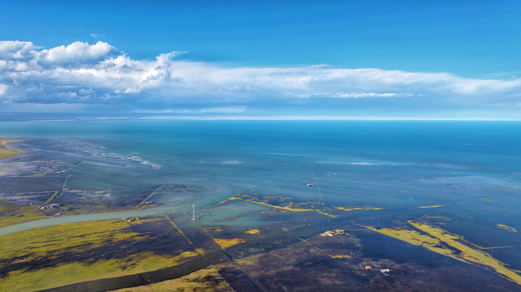 這是9月24日在青海省海北藏族自治州剛察縣拍攝的青海湖（無人機照片）。新華社記者 白瑪央措 攝