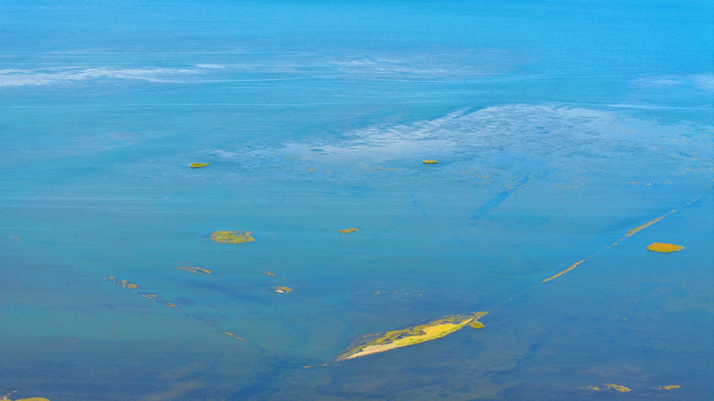 這是9月24日在青海省海北藏族自治州剛察縣拍攝的青海湖（無人機照片）。新華社發（潘彬彬 攝）