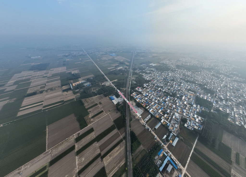 這是9月25日在河北省河間市拍攝的雄商高鐵建設工地（無人機照片）。