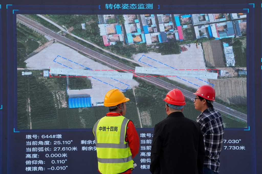 9月25日，工作人員在雄商高鐵河北省河間市的建設工地監測轉體進度。