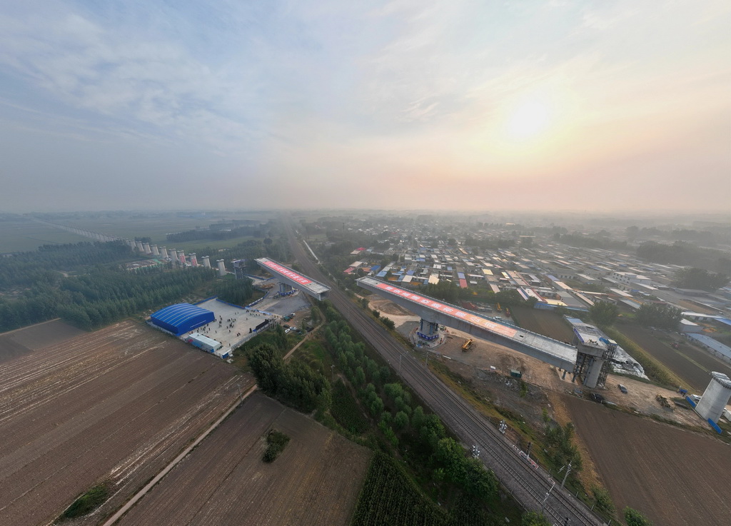 這是9月25日在河北省河間市拍攝的雄商高鐵建設工地（無人機照片）。