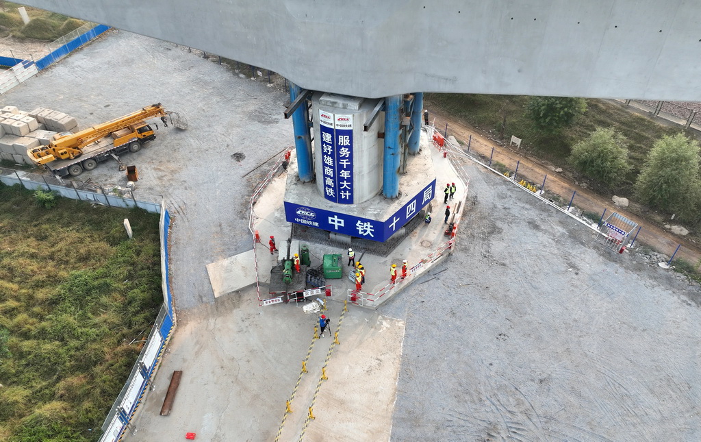 9月25日，工人在雄商高鐵河北省河間市的建設工地作業（無人機照片）。