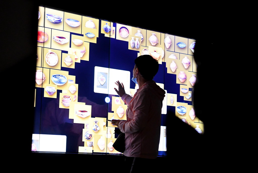 9月24日，參觀者運用多點觸控技術了解文物。