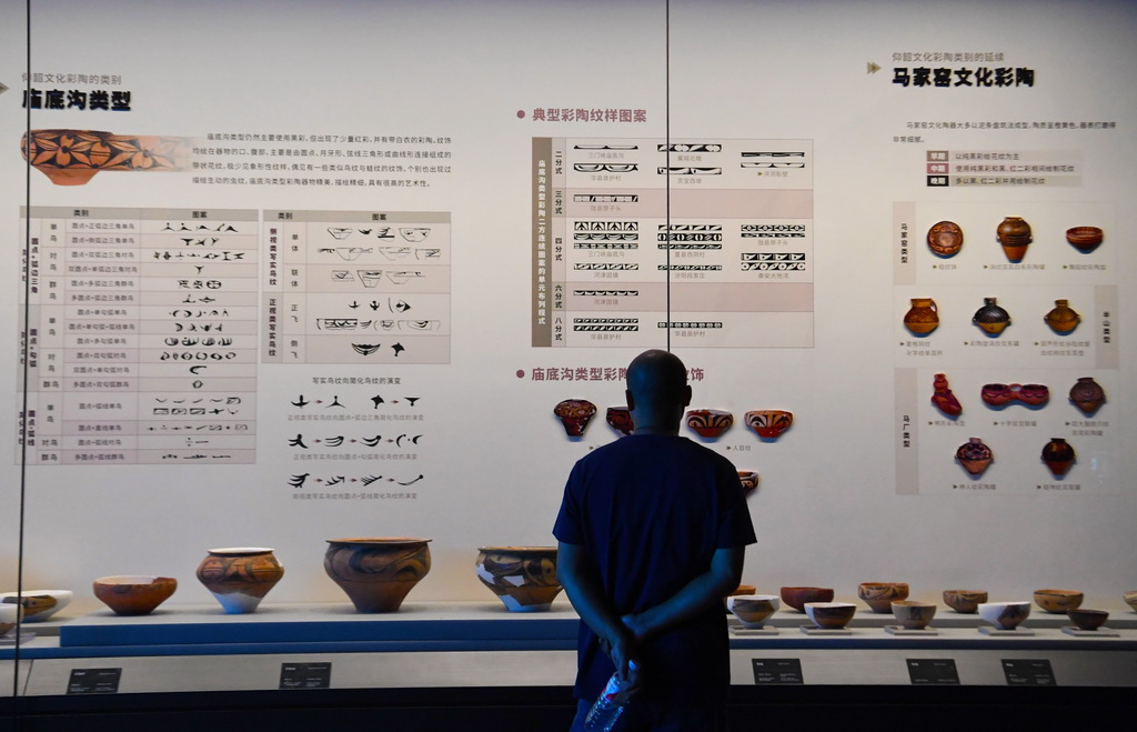 9月24日，參觀者在仰韶文化博物館觀看展品。