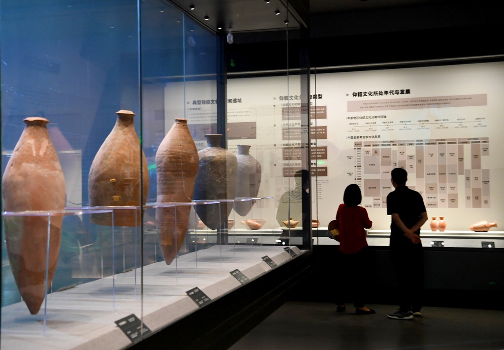 9月24日，參觀者在仰韶文化博物館觀看展品。