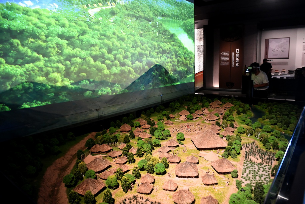 9月24日，參觀者在仰韶文化博物館游覽。