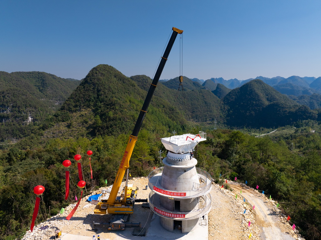 9月25日，首臺核心陣試驗樣機在吊裝中（無人機照片）。新華社記者 劉續 攝