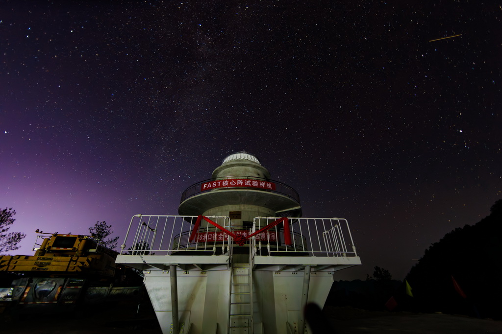 9月24日拍攝的等待吊裝的首臺核心陣試驗樣機（無人機照片）。新華社記者 劉續 攝