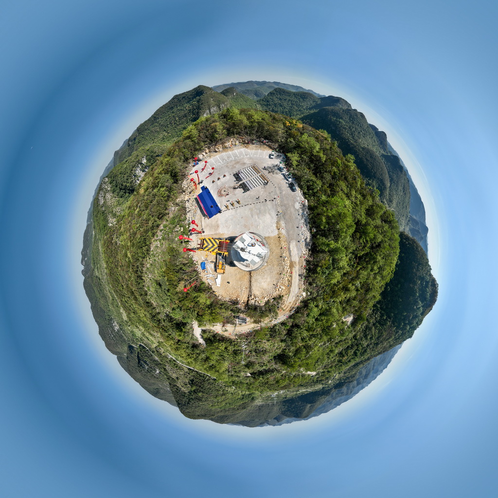 9月25日，首臺核心陣試驗樣機在吊裝中（無人機全景照片）。新華社記者 歐東衢 攝