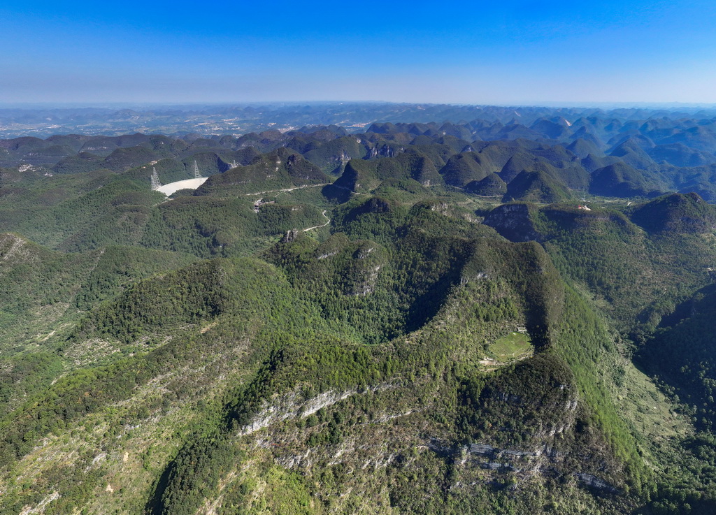  畫面右上為完成吊裝的首臺核心陣試驗樣機，畫面左上為“中國天眼”（9月25日攝，無人機照片）。新華社記者 劉續 攝