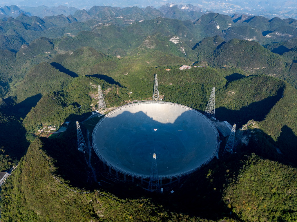 9月25日拍攝的“中國天眼”（無人機照片，維護保養期間拍攝）。新華社記者 劉續 攝